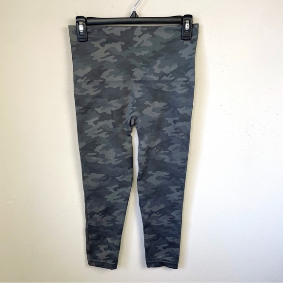 Spanx‎ Look At Me Now Seamless Green Camo Cropped Leggings - Picture 4 of 8